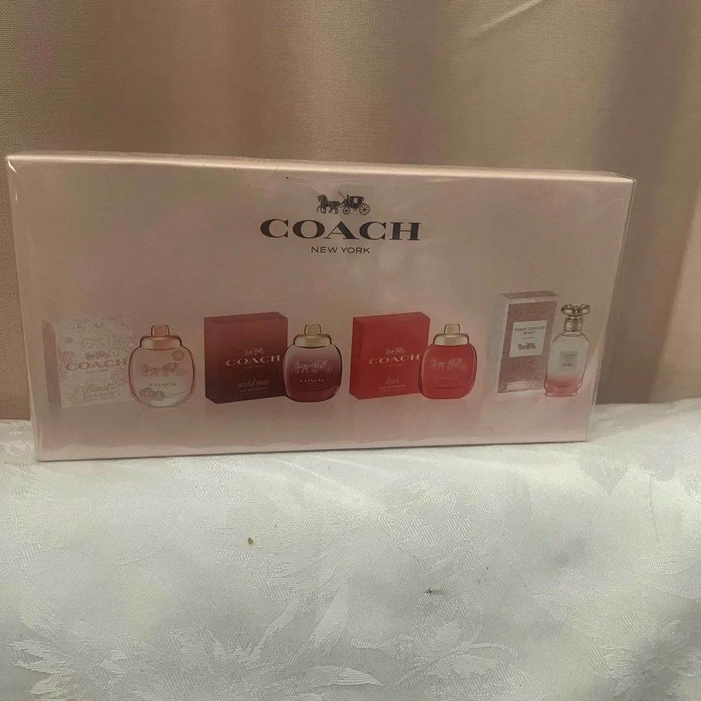 Brand new, still in cellophane wrapping. Coach New York mini perfume set - Picture 2 of 2